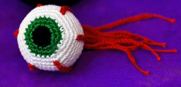 Amigurumi de olho em crochê para Halloween