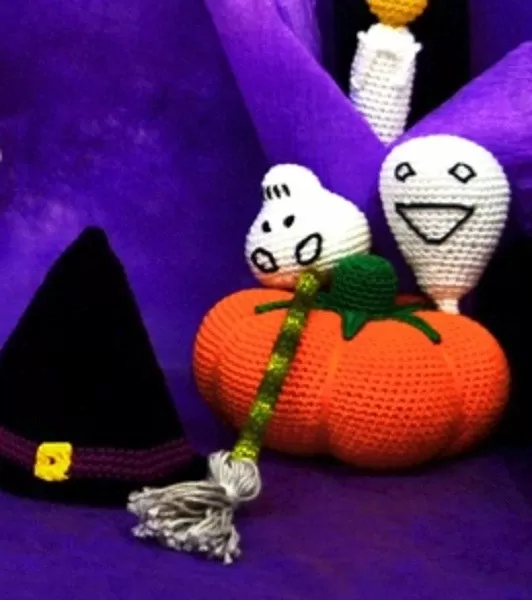 Amigurumi de vassoura de bruxa em crochê