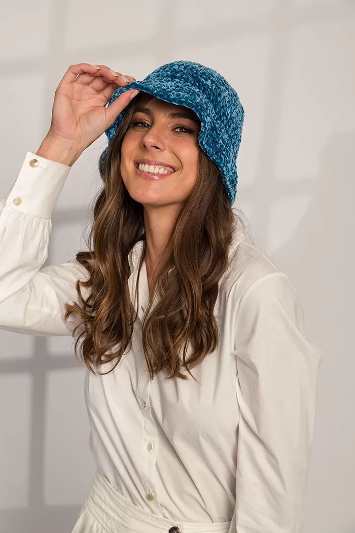 Modelo usando o Bucket Hat Cassino de crochê em Fio Veludo Molhado Círculo