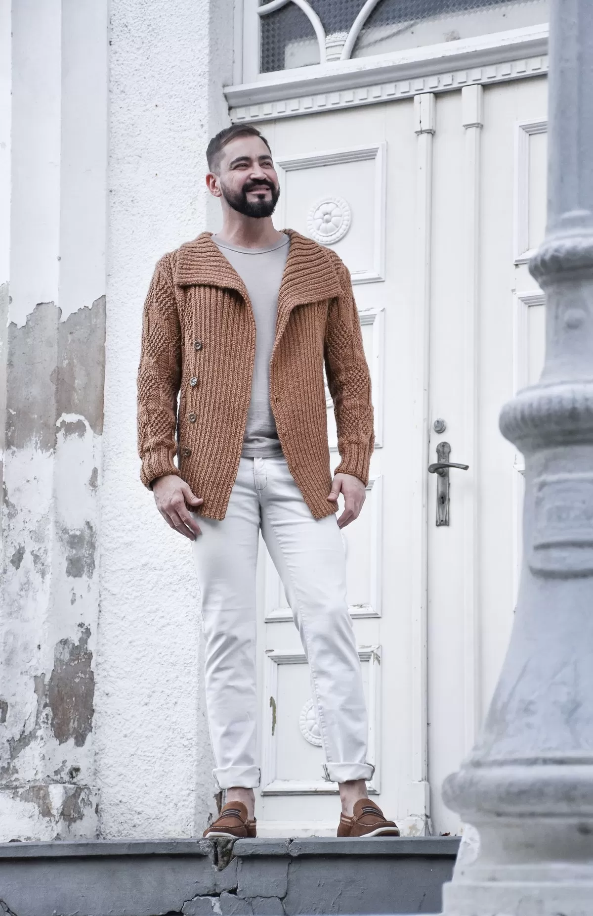 Casaco Mascavo de tricô masculino com gola xale, feito com Lã Seda Círculo