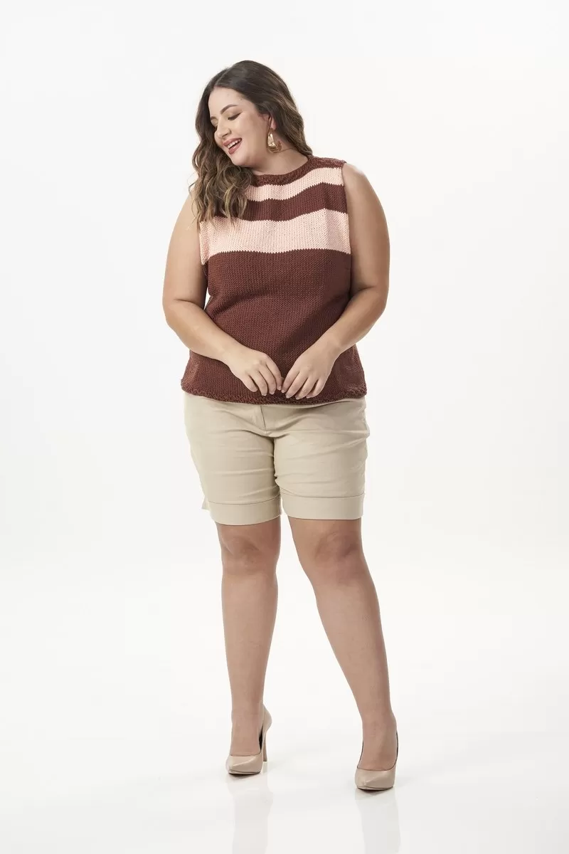 Detalhe da blusa listrada do Conjunto Vic
