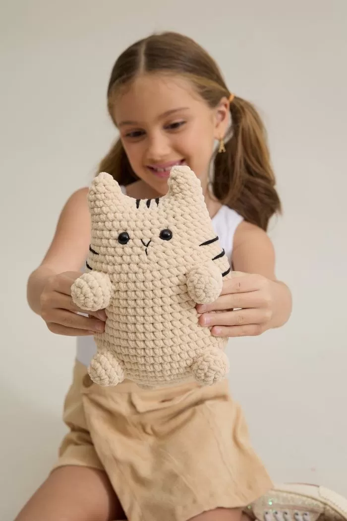 Gatinho Amendoim de amigurumi feito com Fio Amigurumi Chenille Círculo