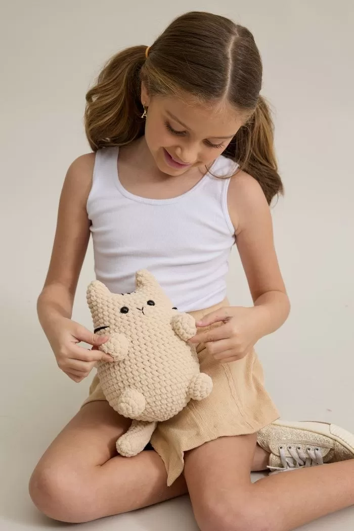 Gatinho Amendoim de amigurumi finalizado sentado