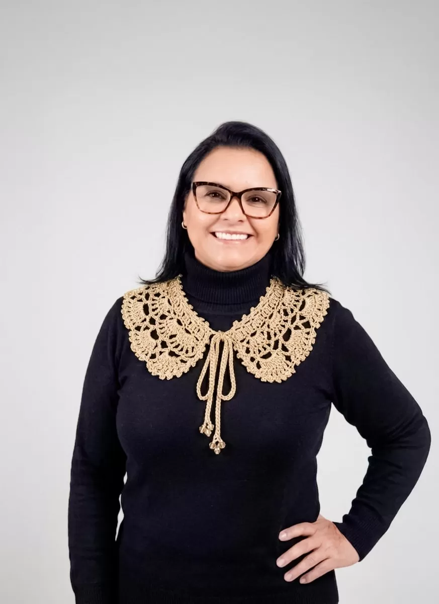 Gola Vintage de crochê feita com Fio Cordonê Mais Círculo na cor Ouro Suave