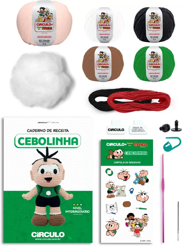 Conteúdo do Kit Amigurumi Turma da Mônica: novelos com rótulo personalizado, fibra, caderno de receita, cartela de adesivos, agulhas e olhos de segurança