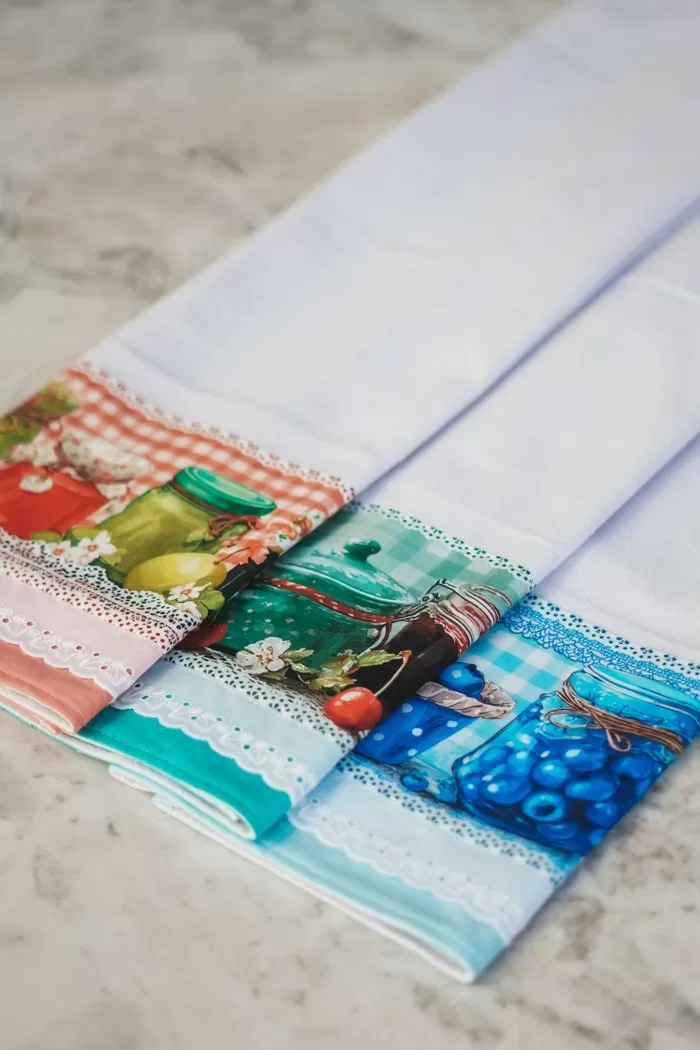 Panos de Copa Frutas e Geleias em patchwork, nas três cores do barrado