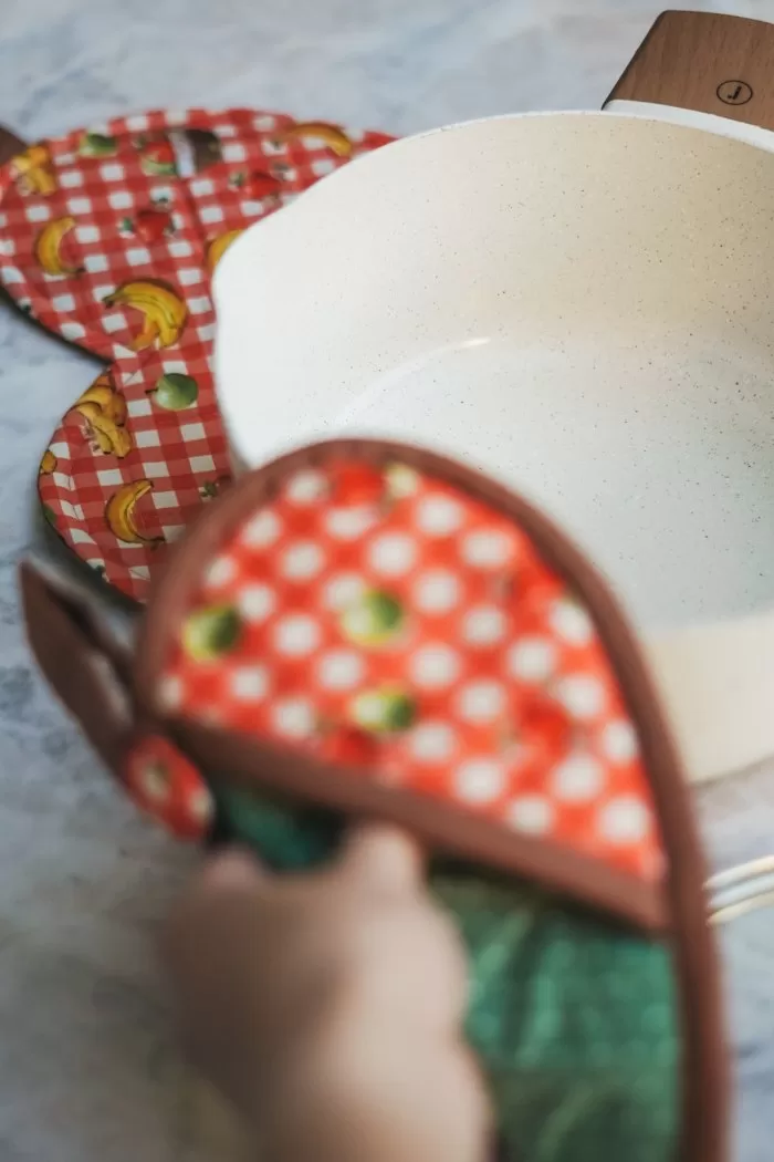 Detalhe da costura e do viés do Pegador de Panela Coração