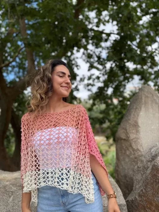 Poncho Coral de crochê feito com Linha Prisma Círculo na cor Chá de Pêssego