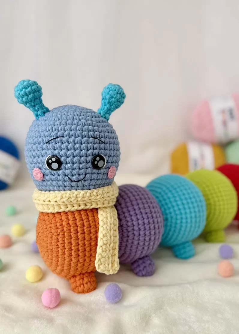 Centopéia Colore completa com o cachecol amarelo em Fio Puff Amigurumi