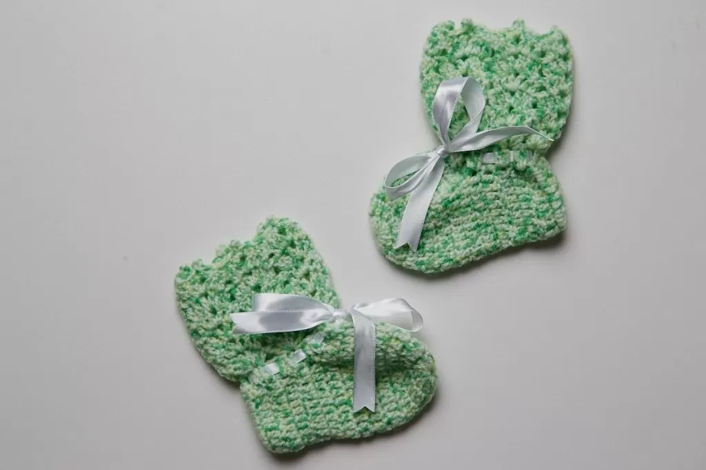 Sapatinho Verde de crochê para bebê, feito com Fio Fofura Círculo e fita branca