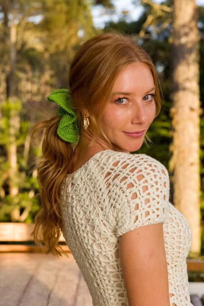 Detalhe do Scrunchie Floresta de crochê no cabelo