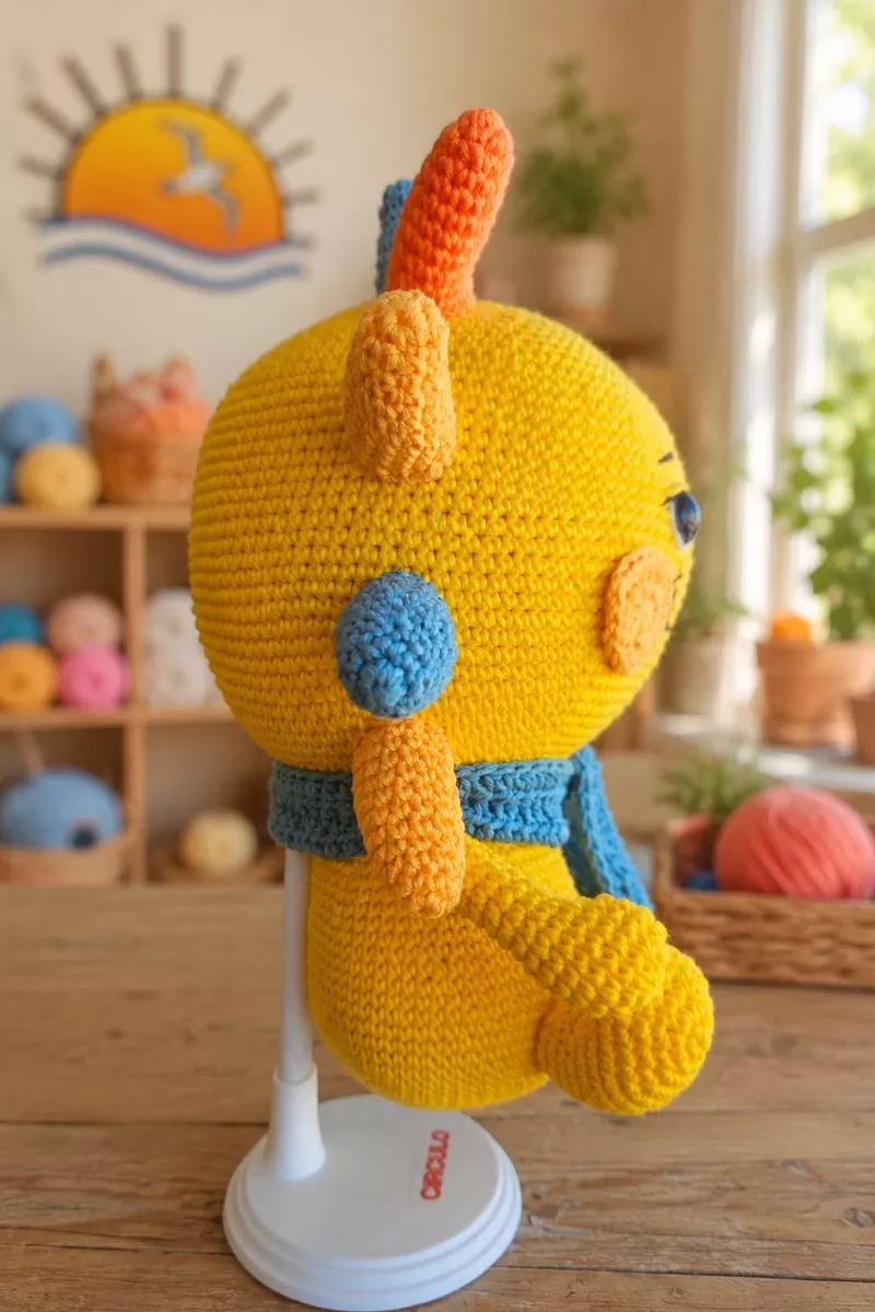 Vista lateral do Solzinho de amigurumi, detalhe dos raios e do lenço