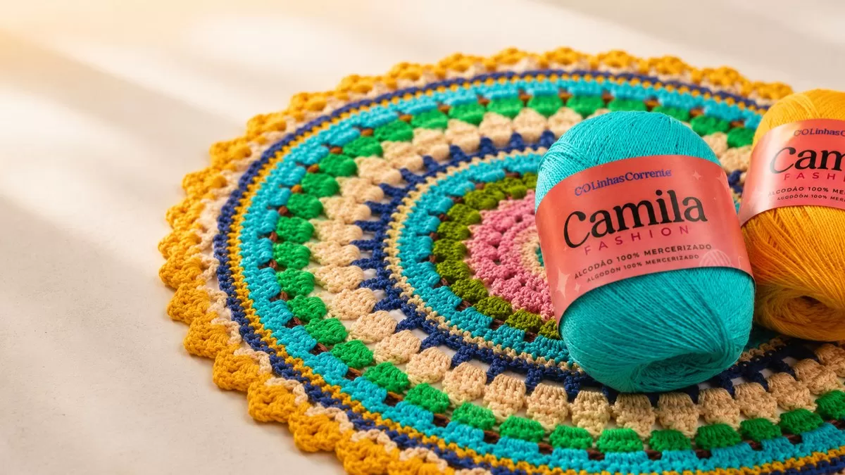 Sousplat Prima de crochê em Fio Camila Fashion, com fio turquesa e amarelo ao lado