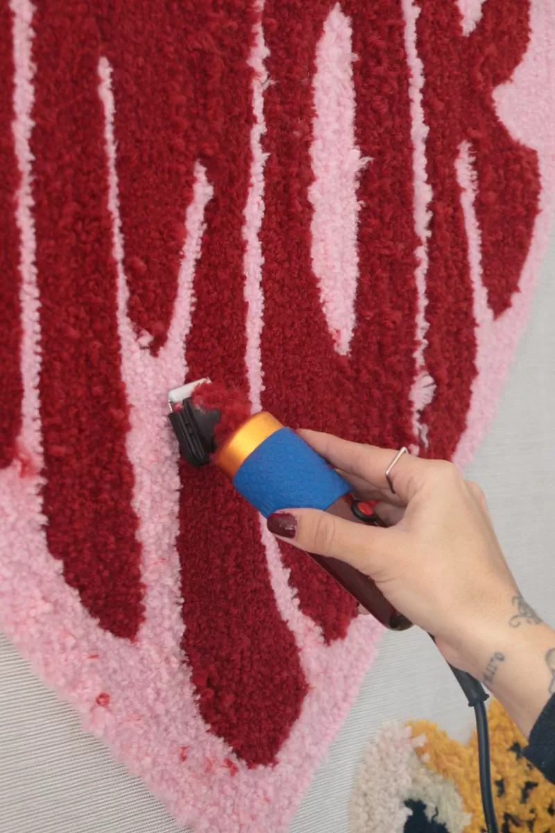 Detalhe do bordado em tufting do Tapete Amor