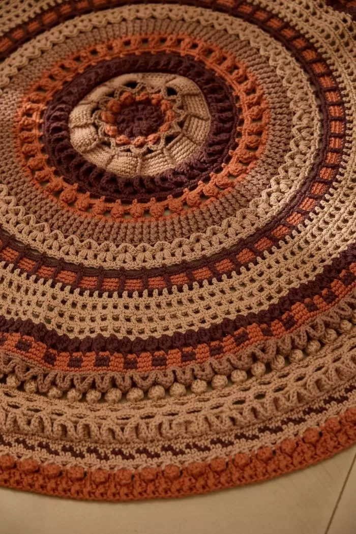 Detalhe da mandala do Tapete Ávila mostrando os pontos fantasia e pipoca em close